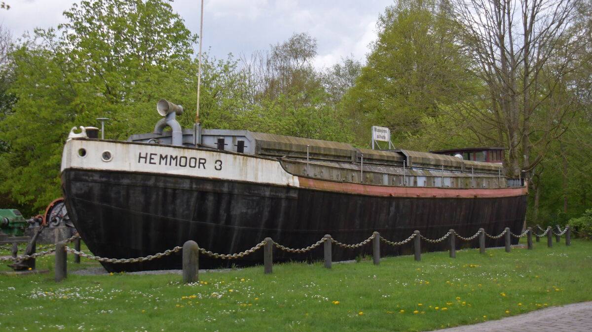 Die Museumsschute des "Zementmuseums" ist quasi ein Sinnbild für die finanzielle Situation der Stadt Hemmoor: Das Ausstellungsschiff befindet sich in einem schlechten Zustand. Zumindest auf dem Gelände des Freiluftmuseums" soll in diesem Jahr aber "klar Schiff" gemacht werden. Sanierungsmittel sind bewilligt worden. Foto: Schröder