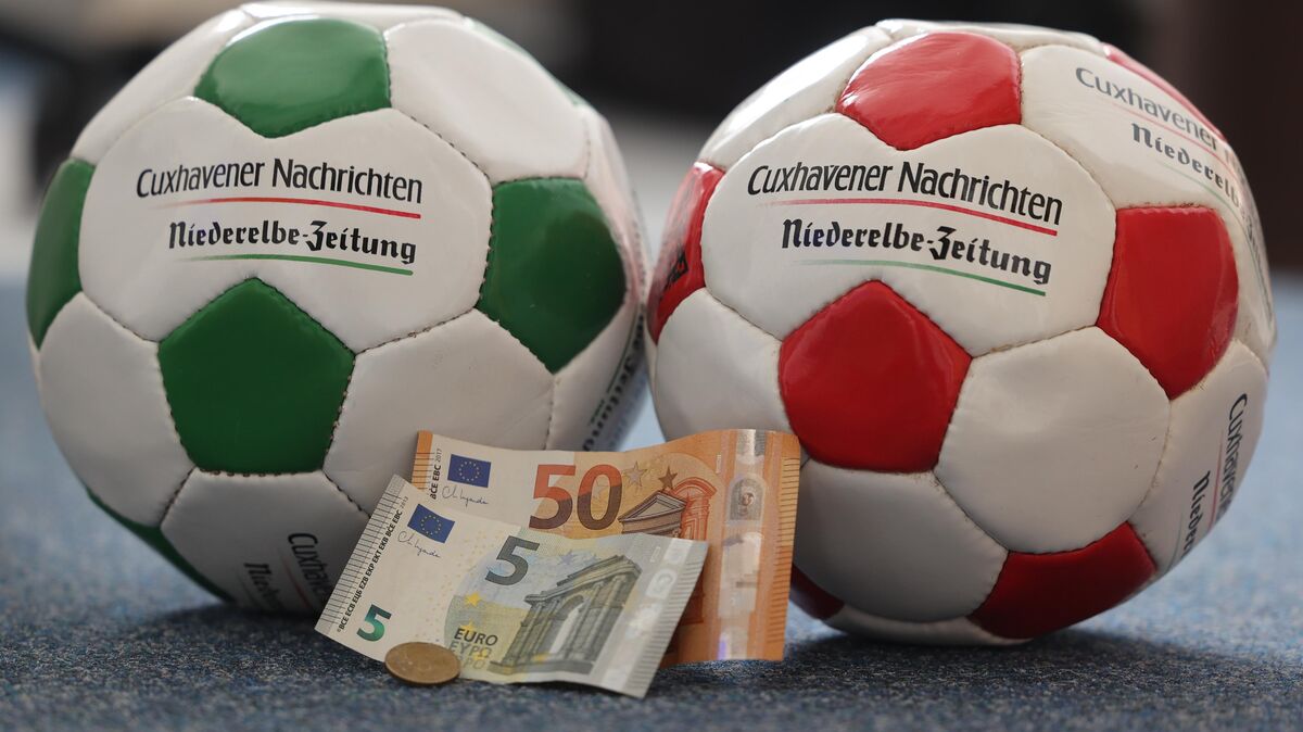 55,50 Euro haben die Oxstedter Fußballspieler für ihre Kollegen vom FC Basbeck-Osten gesammelt. Damit war die Geldstrafe von 40 Euro mehr als bezahlt. Foto: Lütt