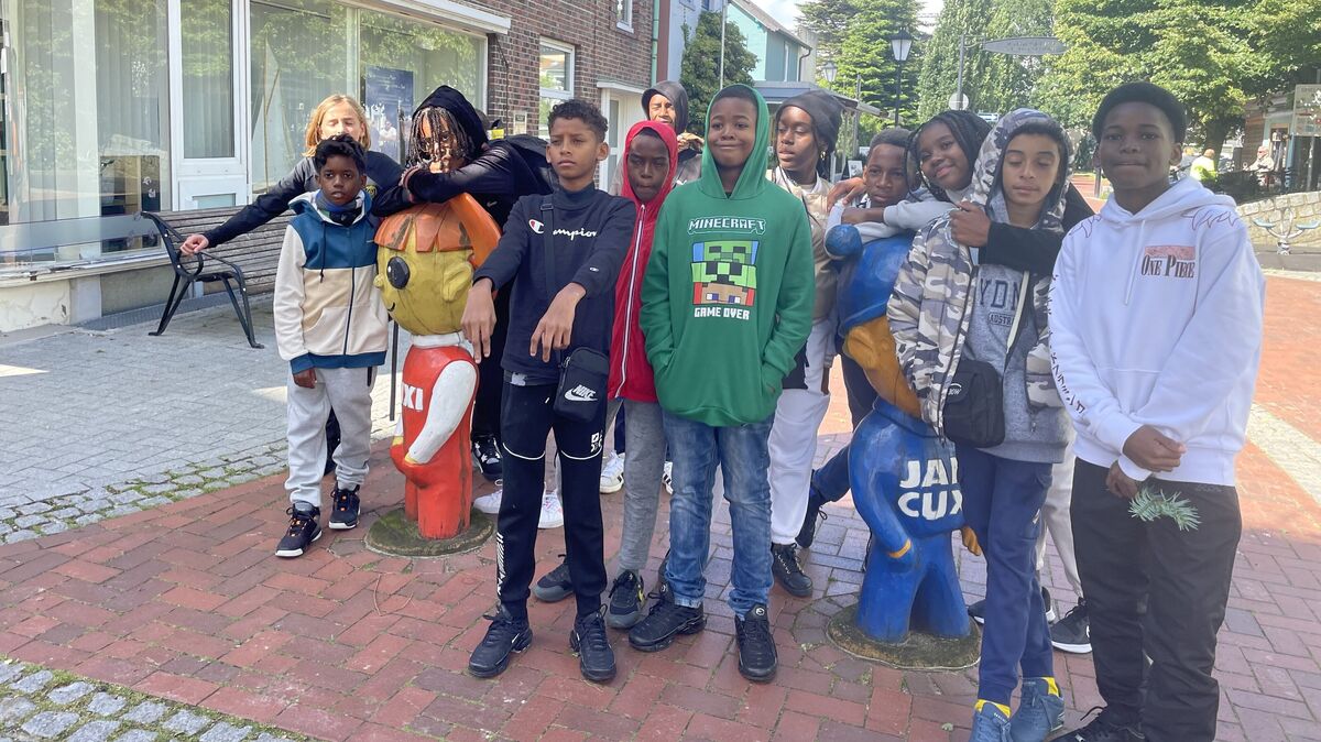 Erinnerungsfoto mit den Holzfiguren von Jan Cux und Cuxi in der Schillerstraße. Foto: AAG