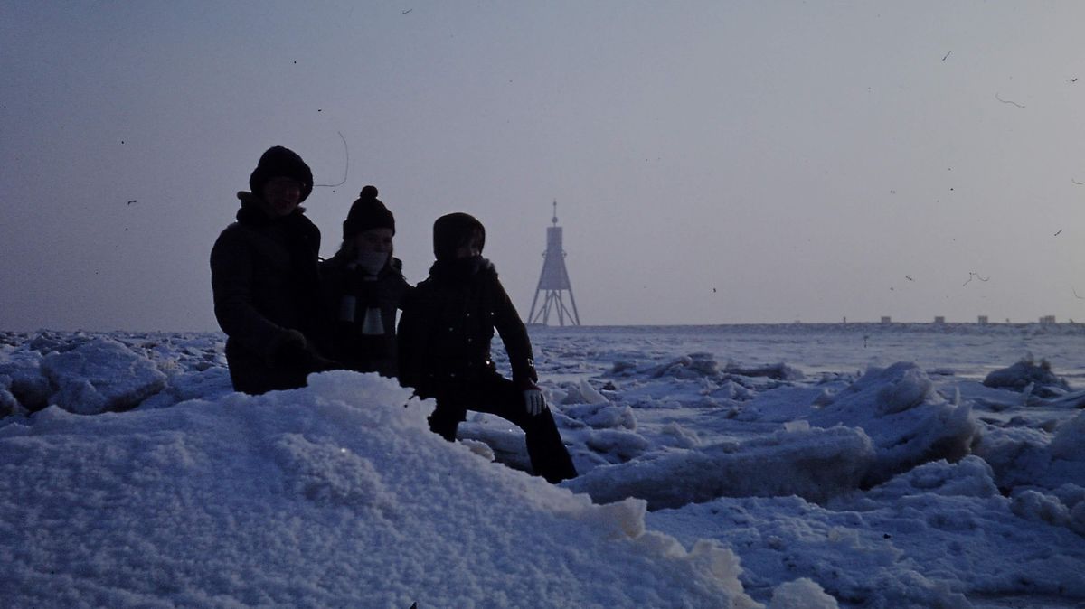 Bundeswehr-Panzer kämpften sich durch den Schnee: Dieses Foto stammt von Eugen Klinzmann, der im Jahrhundertwinter 1978/79 beim Marinefliegergeschwader 3 in Nordholz arbeitete.Foto: Klinzmann