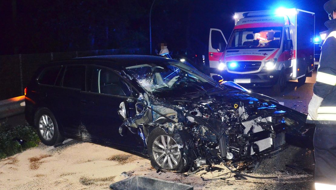 Hemmoor: Pkw kracht gegen Anhänger - Frau schwer verletzt | CNV Medien