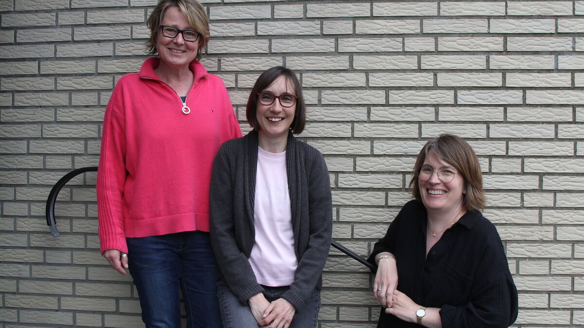 Carolin Jeß, Kirsten Bührig und Anne Gerlach (v.l.) sind immer noch bewegt von dem, was ihre Schülerinnen und Schüler auf der Bühne und hinter den Kulissen aus sich herausgeholt haben. Und weil das Ganze ein Gemeinschaftsprojekt (mit noch vielen weiteren Beteiligten) war, wünschten sie sich auch ein gemeinsames Pressegespräch.Foto: Reese-Winne