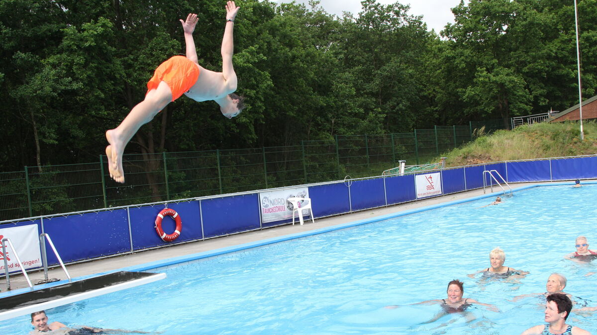 25 Grad Wassertemperatur versüßen die Landung nach dem Kopfsprung. Foto: Reese-Winne