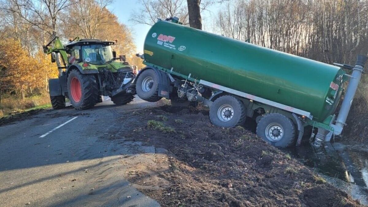 Auf der Kreisstraße 12 in Stade kam es zu einem Unfall, der eine Sperrung der Straße zur Folge hatte. Der Fahrer blieb unverletzt. Foto: Polizeiinspektion Stade