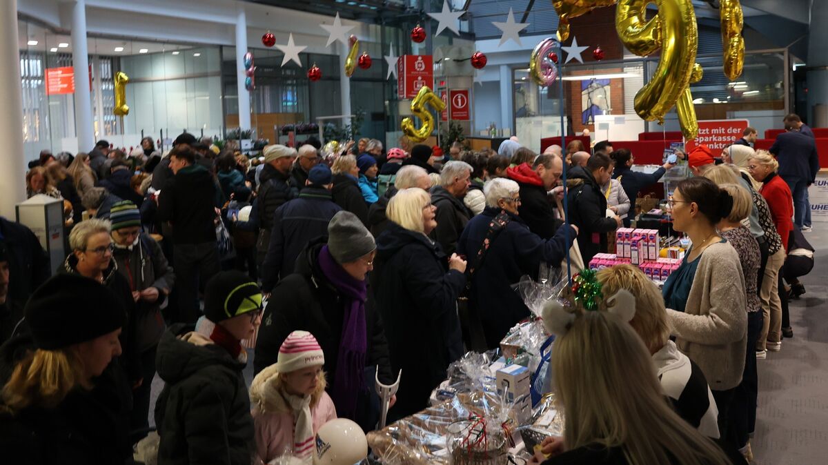 Jedes dritte Los hat gewonnen: Preise konnten die Tombola-Teilnehmer in der Hauptgeschäftsstelle der Stadtsparkasse abholen. Foto: Larschow