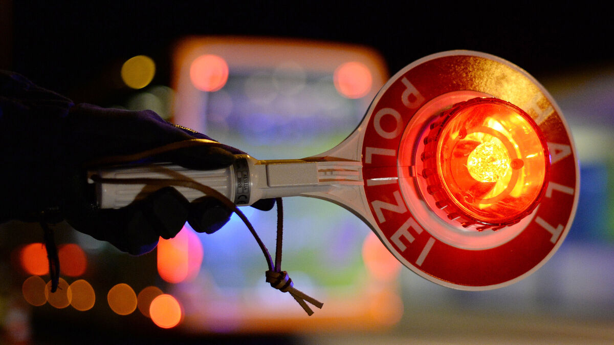 Die Polizei untersagte dem 47-jährigen Fahrzeugführer nach der Kontrolle die Weiterfahrt. Foto: Patrick Seeger/dpa