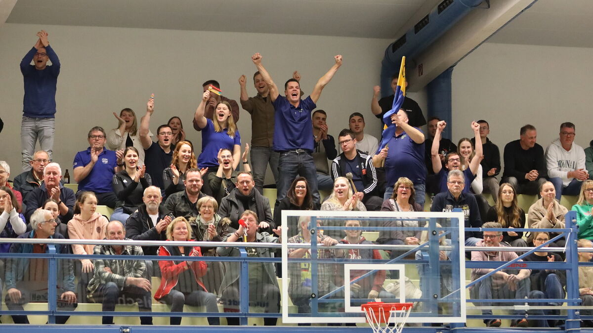 Die Atmosphäre in der Lamstedter Halle bei Spielen des SV Armstorf ist außergewöhnlich. Am Sonnabend hofft das Team aus der Börde erneut auf eine volle Halle, wenn der Deutsche Rekordmeister TSV Pfungstadt mit dem wohl besten Angreifer der Welt zu Gast ist. Foto: Unruh