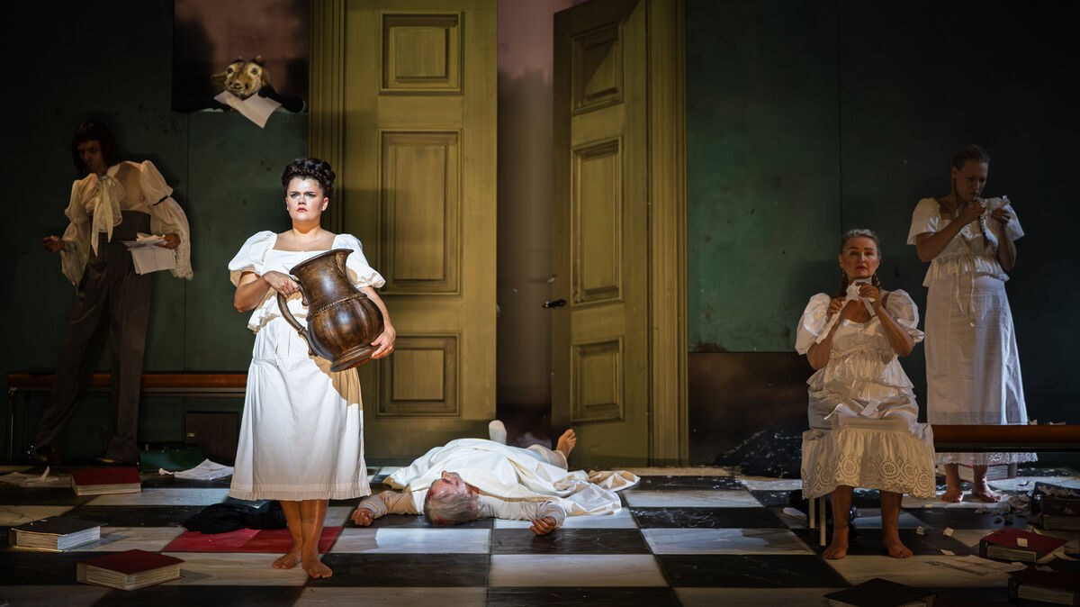 Richter Adam in der Zwickmühle: Heinrich von Kleists Klassiker über Korruption und Machtmissbrauch wird am 16. Februar im Stadttheater aufgeführt. Foto: Tim Müller/TfN