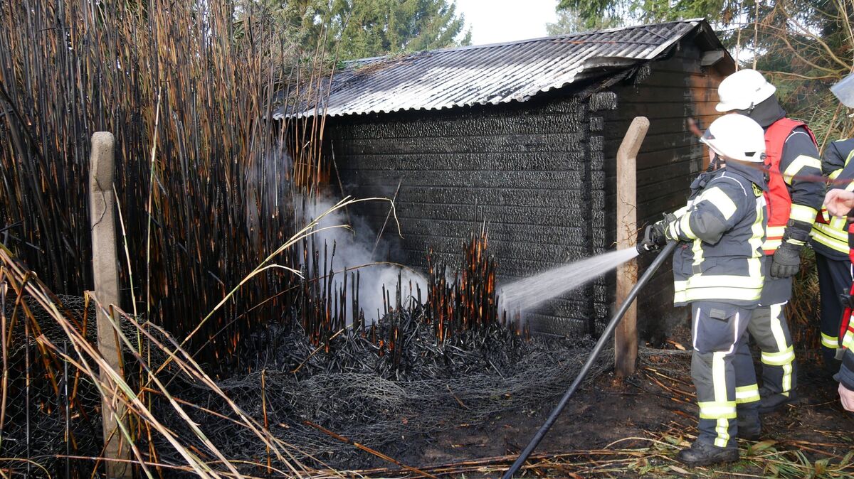 Das Feuer hat bereits auf neben dem brennenden Gartenhaus stehendes Schilf und eine Hecke übergegriffen. Foto: Lange