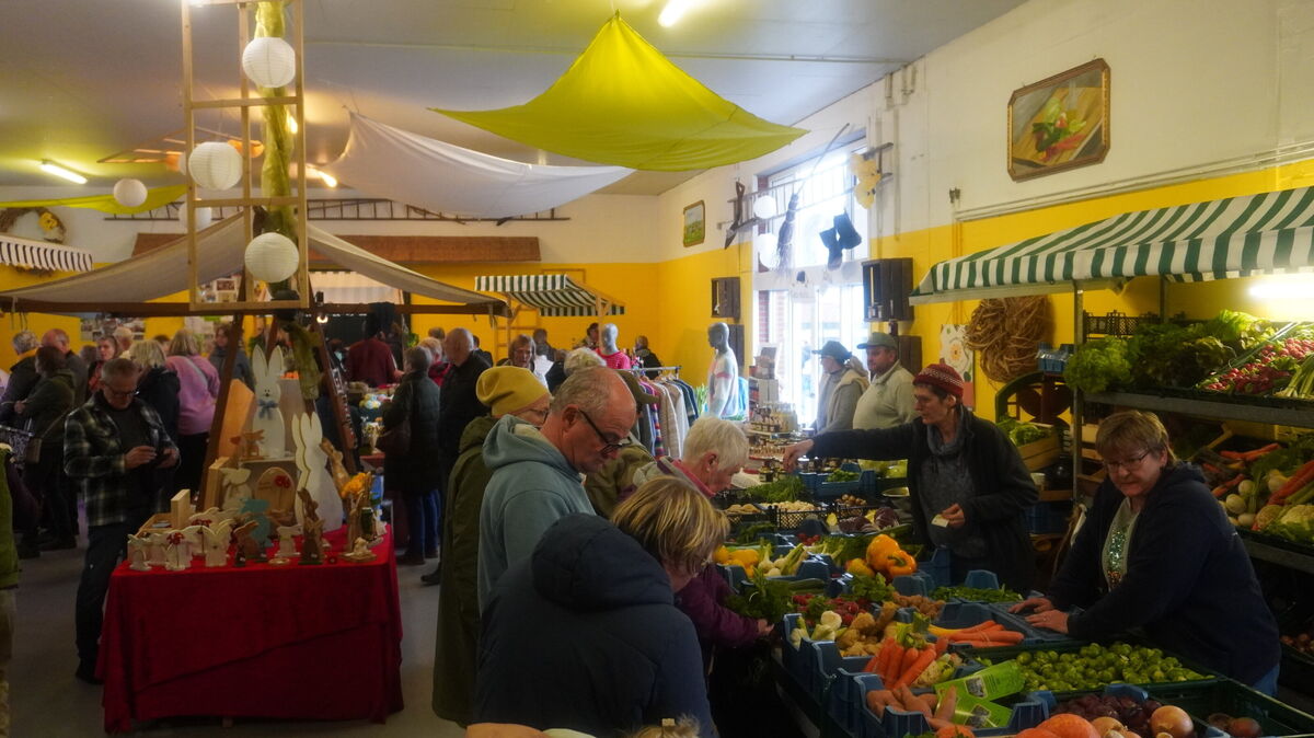 Auf dem Landfrauenmarkt gibt es alles, was die Region zu bieten hat. Fisch. Fleisch, Gemüse und auch Honig wechseln den Besitzer. Foto: Brettschneider