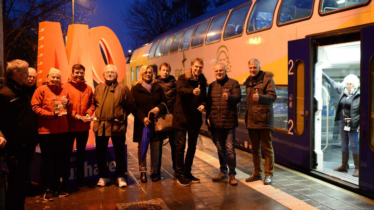 Trotz des widrigen Wetters harrte eine kleine Gruppe am Hechthäuser Bahnhof aus, um zusammen mit Samtgemeindebürgermeister Dirk Brauer, Bürgermeister Jan Tiedemann und Landrat Kai-Uwe Bielefeld (von rechts) die HVV-Erweiterung zu feiern. Fotos: Schult