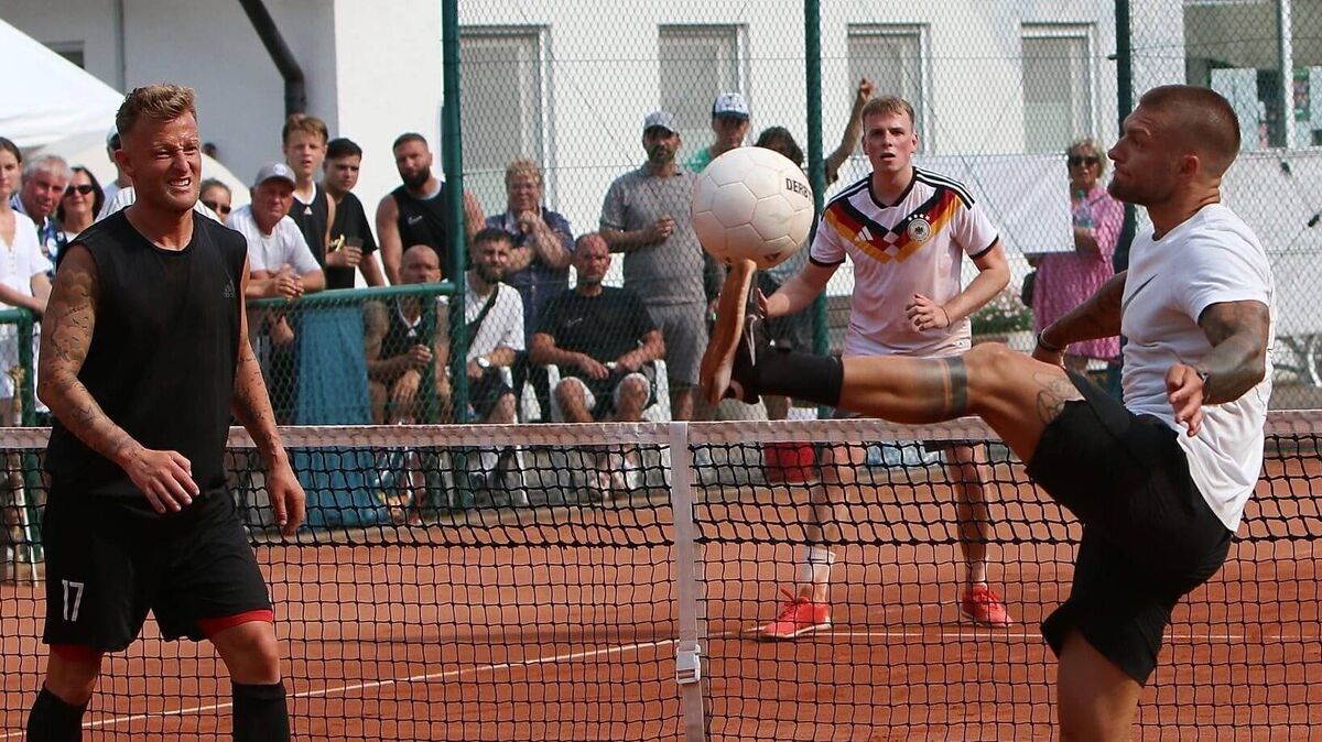 Weltmeisterliche Präzision: Bei der 8. Cuxhavener Fußball-Tennis-Meisterschaft zeigen die Favoriten aus Sachsen ihr Können und begeistern das Publikum in Altenwalde. Foto: Knut Spreckelsen