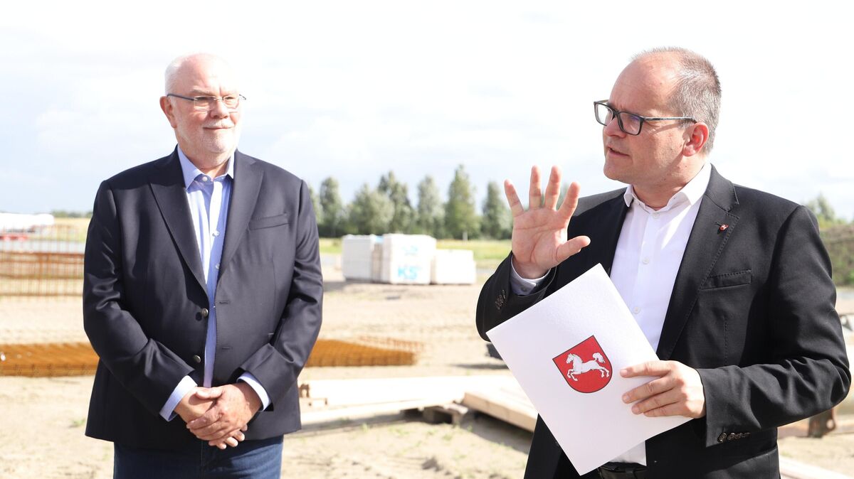 Niedersachsens Wirtschaftsminister Grant Hendrik Tonne (rechts) übergibt den Förderbescheid für den Neubau der Produktionshalle. Foto: Larschow
