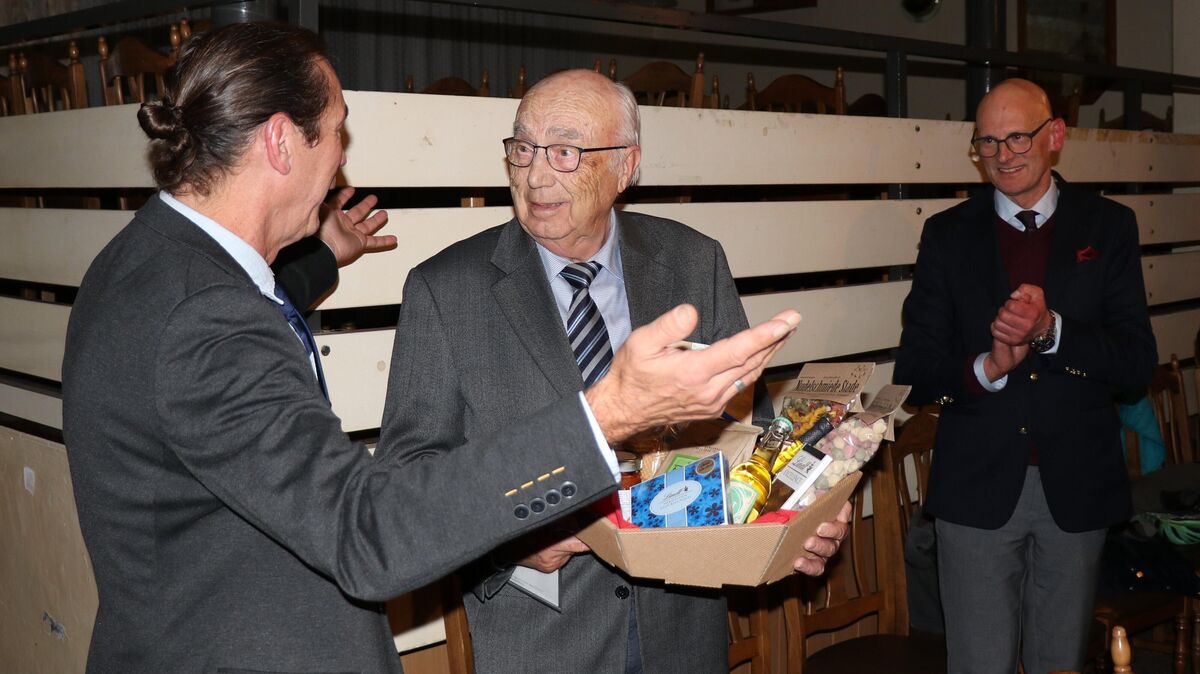 Samtgemeindebürgermeister Frank Thielebeule (links) und Ratsvorsitzender Patrick Pawlowski (rechts) verabschiedeten Georg Martens, der dem Samtgemeinderat 50 Jahre angehörte. Foto: Mangels