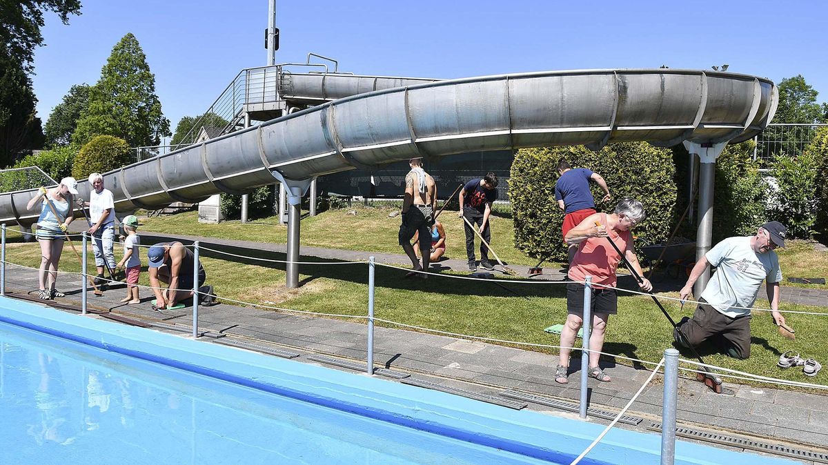 Das Freibad Midlum besticht mit seinem Charme, hier räumen Ehrenamtliche bei einem Arbeitseinsatz auf. Archivfoto: Ulich