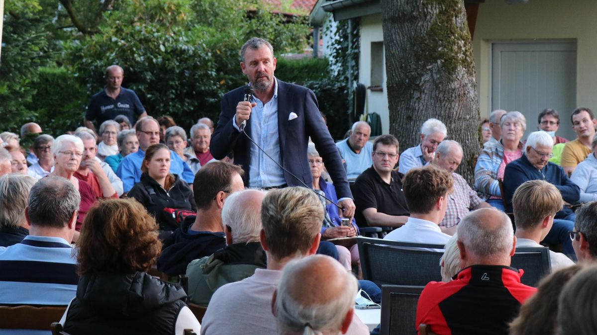 Thorsten Bausch, Geschäftsführer von myEnso, warb in Ihlienworth für das Konzept der "Tante Enso"-Läden. Fotos: Mangels