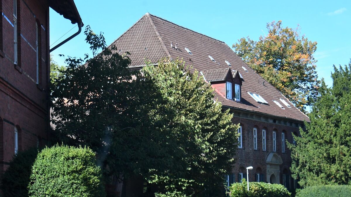 Steht zurzeit leer: das ehemalige Kinderheim in Neuhaus. Doch das wird sich im kommenden Monat ändern. Foto: Schröder