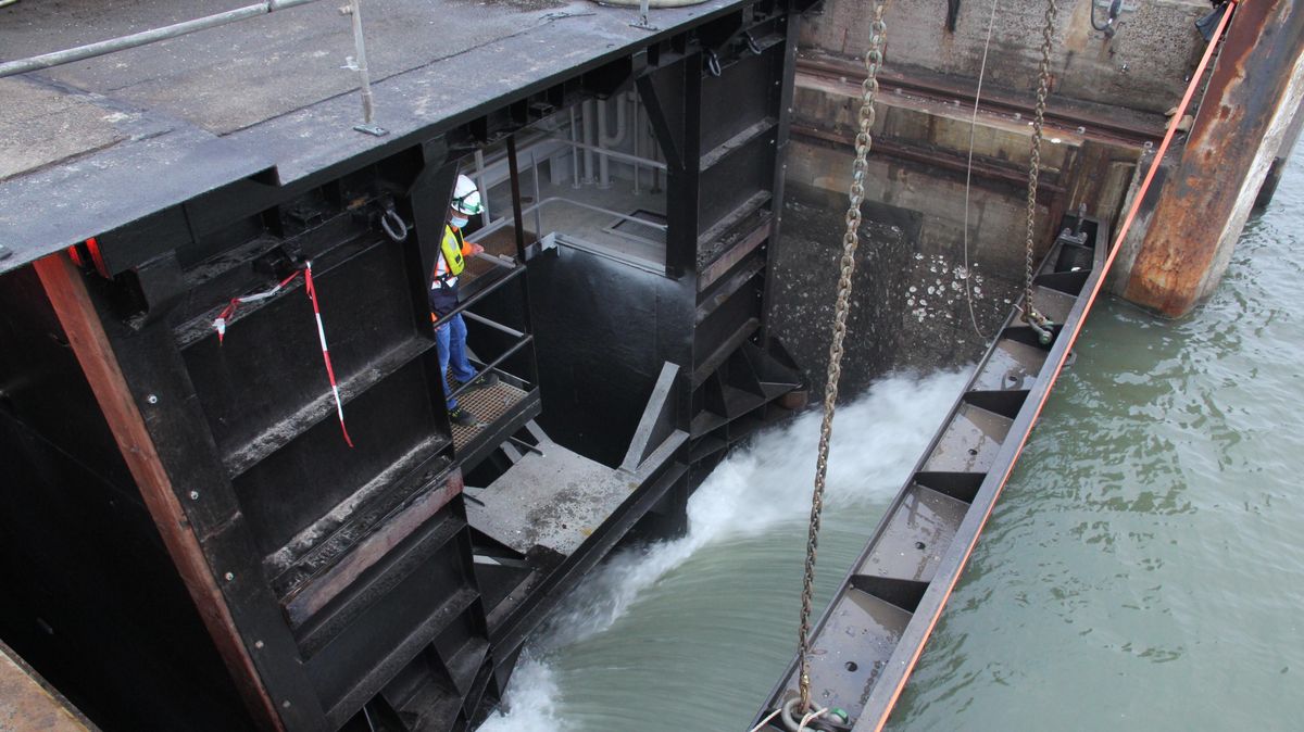 Ein Mitarbeiter von NPorts kontrolliert den Wassereintritt in die vor Monaten trockengelegte Kammer für das Schleusentor. Damit endet die aufwendige Revision der Anlage. Foto: Sassen