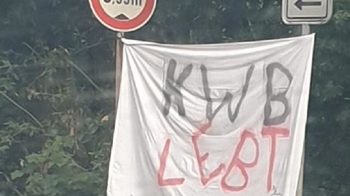 Eine Passantin entdeckte dieses Banner am Ortsausgang Nesse. Die Bedeutung der Abkürzung ist derzeit nicht geklärt. Die Polizei hat das Banner inzwischen abgenommen. Foto: red