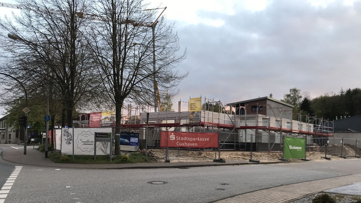 In der Ortsmitte Altenwaldes nimmt der Neubau der Bäckerei Tiedemann, in dem die Stadtsparkasse den nördlichen Trakt (Foto) anmietet, bereits Formen an. Foto: Reese-Winne