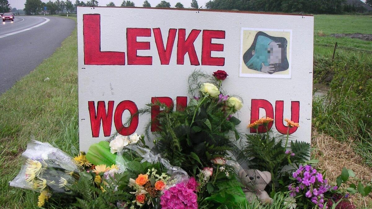 Traurige Gewissheit im August 2004: Levke war ermordet worden. Trauernde legten an den Schildern mit der Aufschrift "Levke, wo bist du?" Blumen nieder. Archivfoto: Reese-Winne