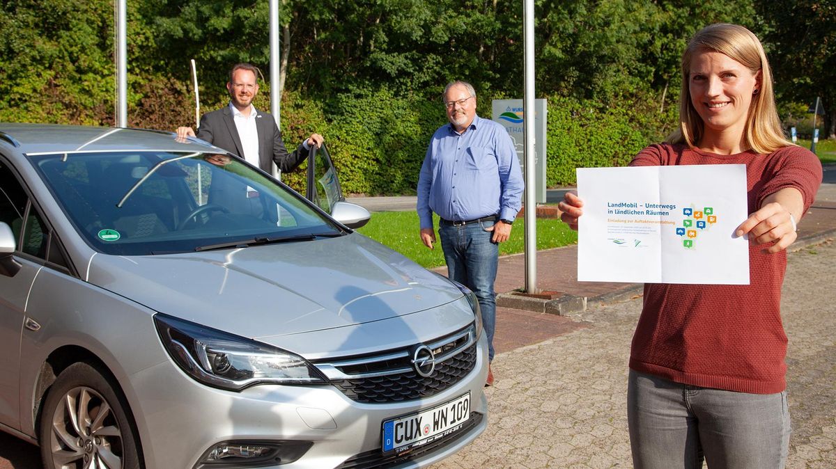 Wo gibt es weiße Lücken im öffentlichen Wurster Personennahverkehr? Bürgermeister Marcus Itjen (von links), sein allgemeiner Verwaltungsvertreter Michael Göbel und Jasmin Weissbrodt, Fachgebietsleiterin für den Bereich ÖPNV beim Landkreis Cuxhaven, hoffen, dass sie zumindest einige davon mit einem kleinen E-Fahrzeuge-Fuhrpark schließen können. Foto: Leuschner