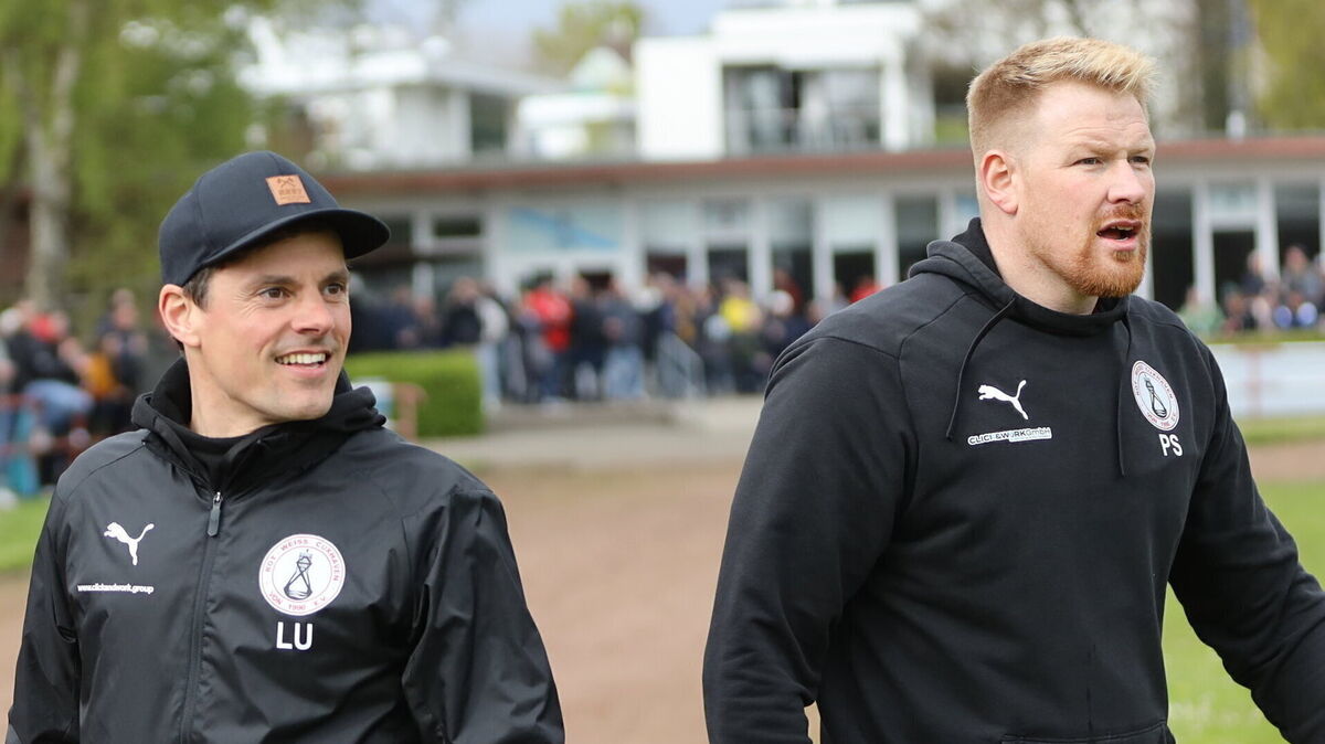 Nun ist es amtlich: Lars Uder (l.) wird die Nachfolge von Philipp Schlüter (r.) auf der Trainerbank von Rot-Weiss Cuxhaven antreten. Foto: Unruh
