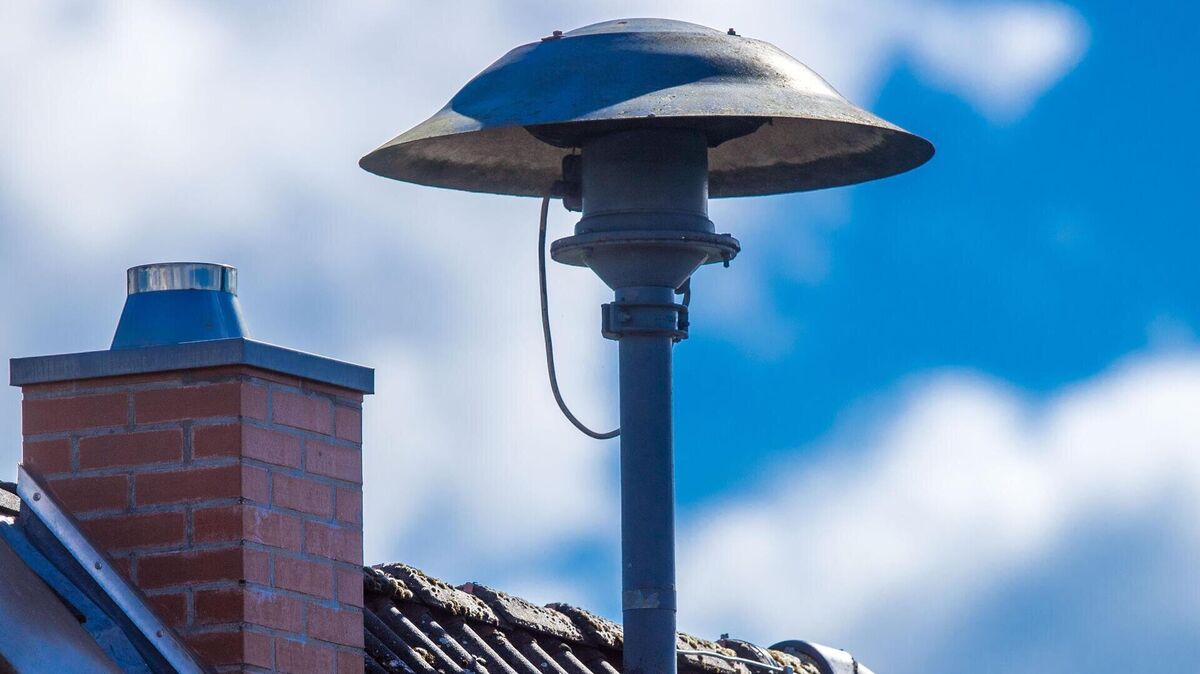 Eine Alarmsirene steht auf einem Hausdach. Am Donnerstag wird das Zusammenspiel aller zusammengeschalteten Geräte getestet. Foto: Jens Büttner/dpa