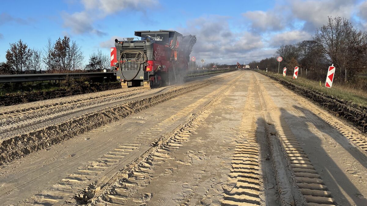 Die Fräse namens „Troublemaker“ hat auf rund 1200 Metern Länge den größten Teil des Fahrbahnbelags der A27 zwischen Nordholz und Altenwalde schon zu Staub und Brocken verwandelt. Foto: Reese-Winne