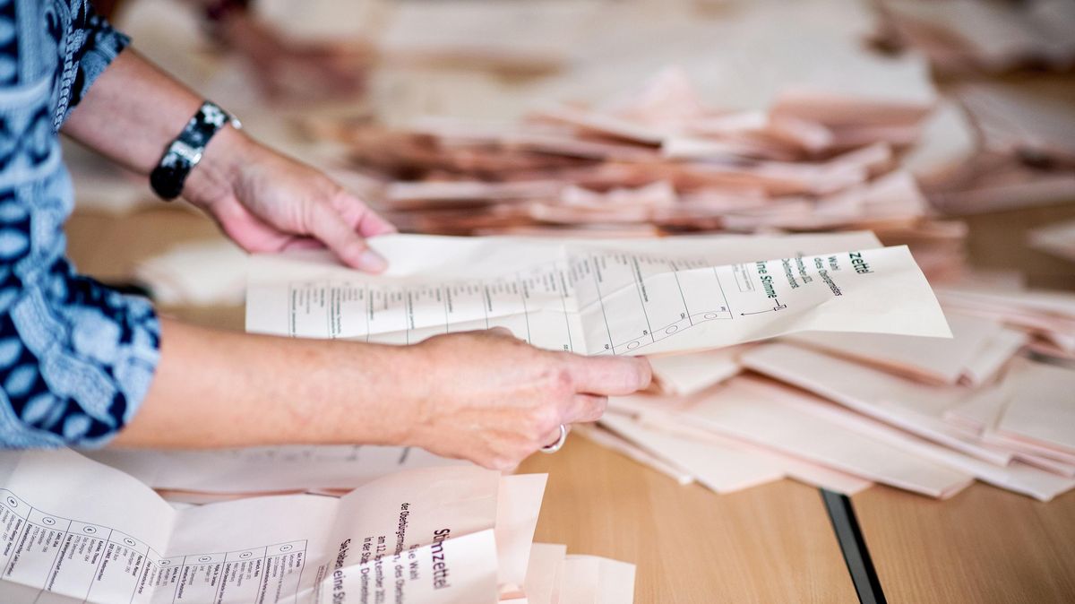 In einem Cuxhavener Wahllokal Wahllokal waren am Sonntag vorübergehend keine Stimmzettel verfügbar, was für Frust bei einigen Wählerinnen und Wählern gesorgt hatte. Foto: Dittrich/dpa