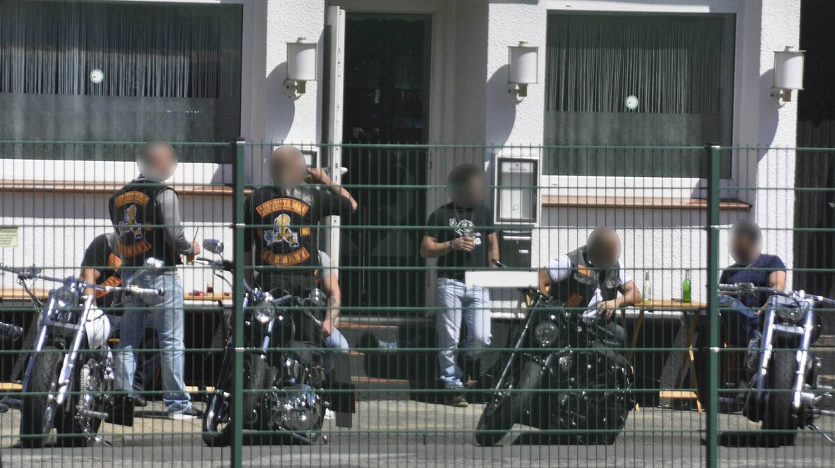 Mitglieder des "Conquistadors MC" stehen vor mehreren Jahren vor einem Lokal in der Neuen Reihe in Cuxhaven. Der Verein gilt als Unterstützer-Formation der Bandidos. Foto: CNV-Archiv