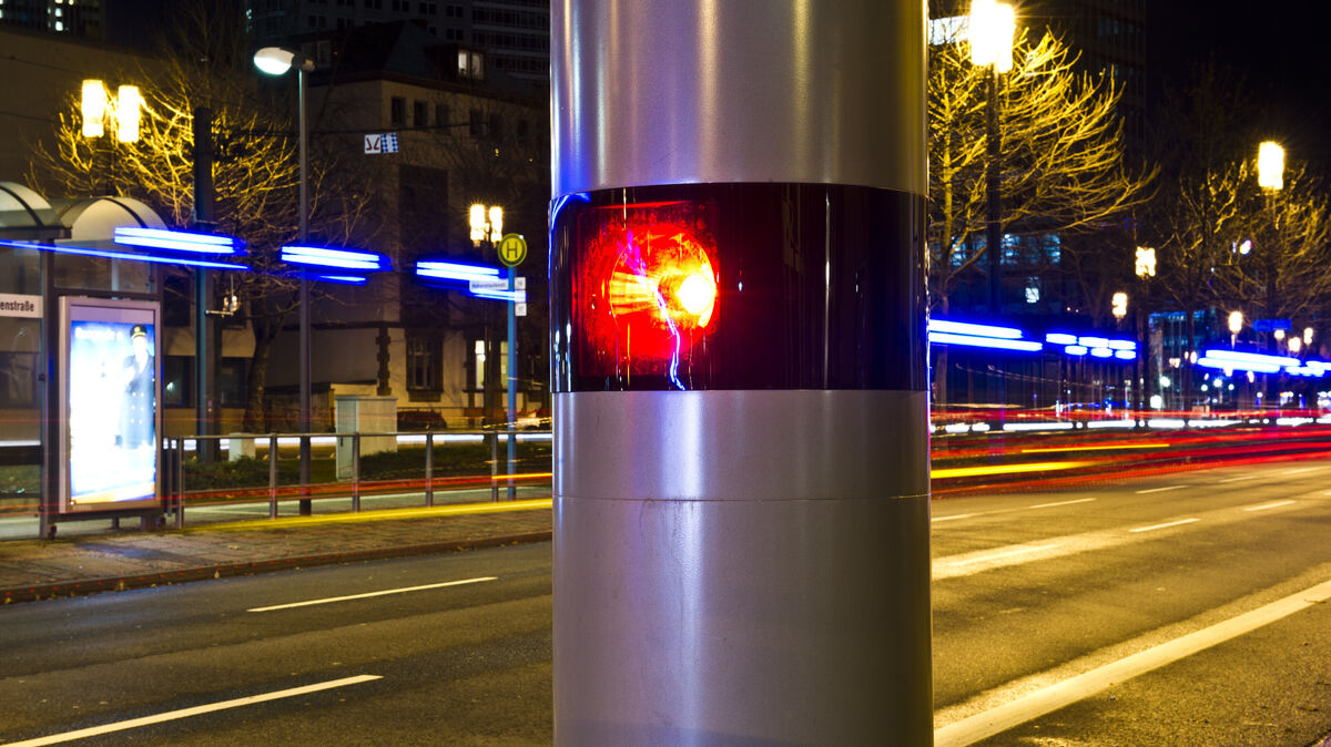 Symbolbild mit Blitzeranlage: Das Auto einer Cuxhavener Halterin hatte fünf Stundenkilometer zu viel auf dem Tacho. Im Wege der Amtshilfe leitete die Polizei Cuxhaven eine Fahrerermittlung ein. Für die betroffene Familie eine unverhältnismäßige Vorgehensweise. Foto: Nicolas Armer / dpa