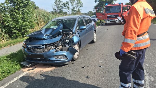 Auffahrunfall auf der B73 in Wingst: Vollsperrung und zwei Verletzte