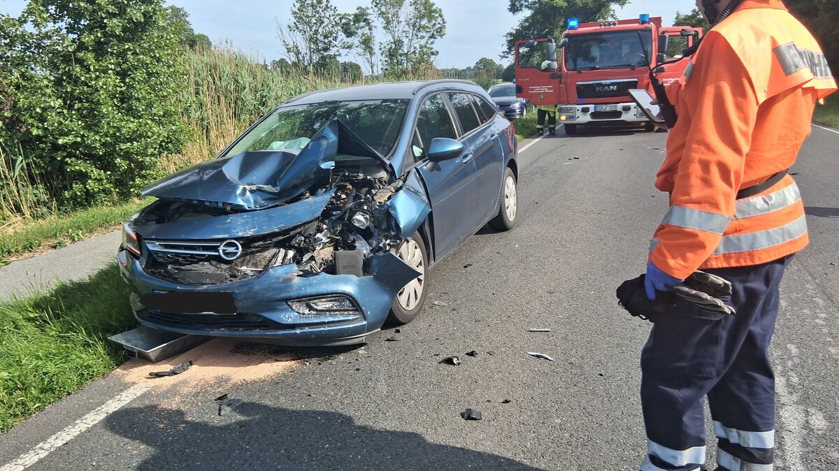 Der 27-jährige Fahrer des Opel Astra übersieht offensichtlich das Abbremsen des Skoda-Fahrers und prallt mit hoher Wucht von hinten auf. Foto: Lange