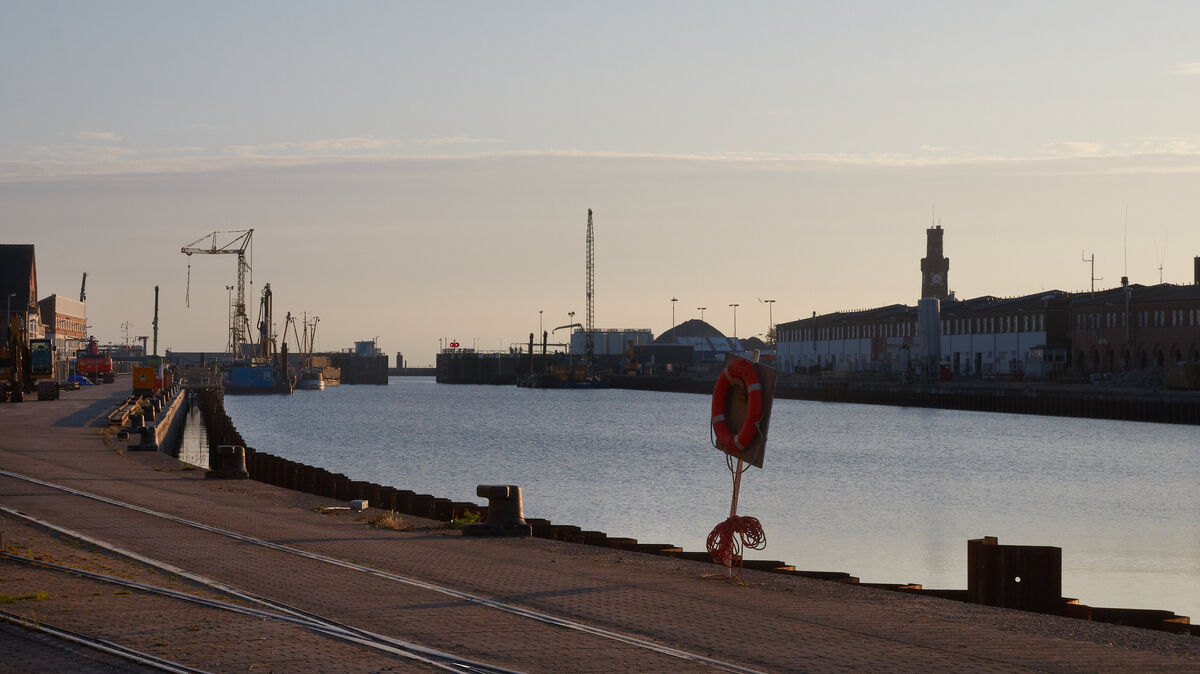 Der "Hafenkopf" liegt nicht etwa an der Stirnseite (Dugekai) des Alten Fischereihafens, sondern zu beiden Seiten der im Bildhintergrund erkennbaren Hafenausfahrt. Foto: Koppe