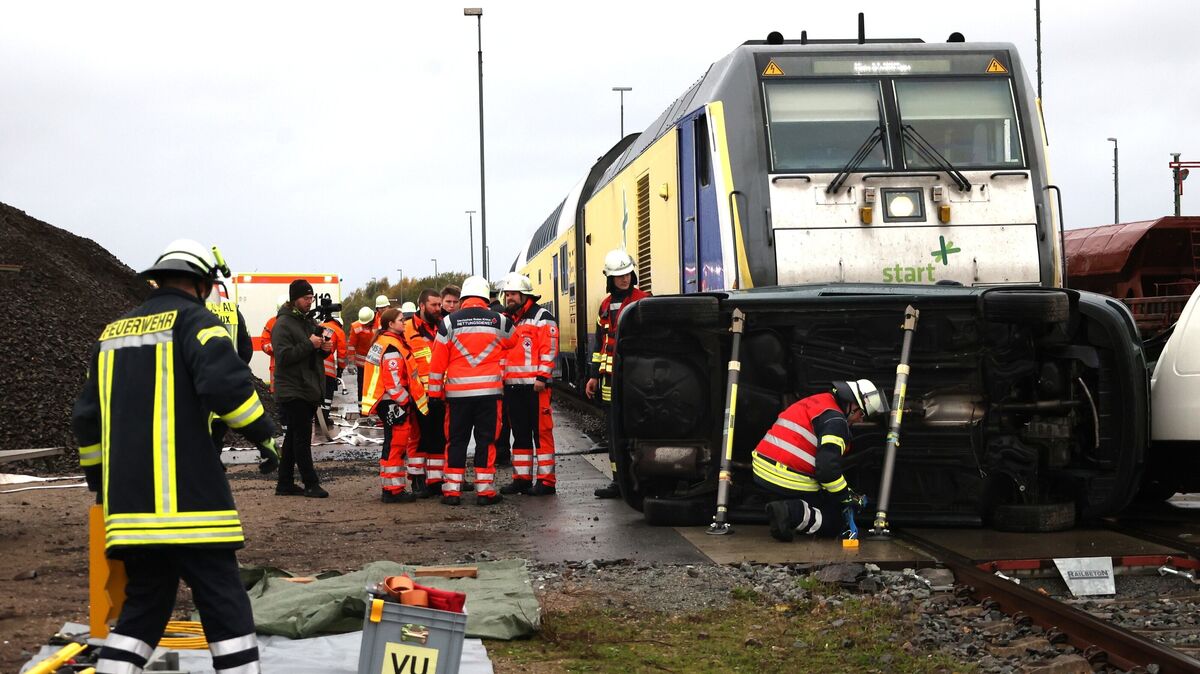 Einsatzkräfte üben die Rettung von Eingeklemmten nach einer simulierten Kollision zwischen einem Zug und einem Pkw in Cuxhaven. Foto: Larschow