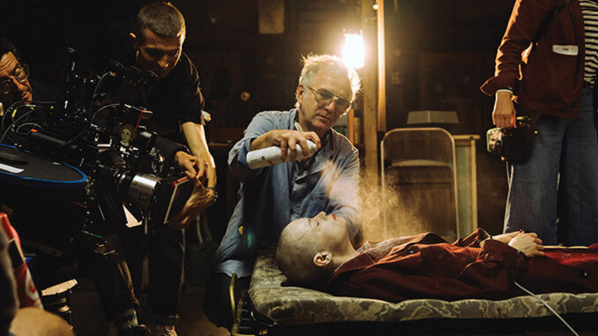 Auffrischung für das Entführungsopfer im Film "Bugonia": Make-up- & Hair-Artist  Torsten Witte und Schaupielerin Emma Stone am Set. Foto: Atsushi Nishijima/Focus Features