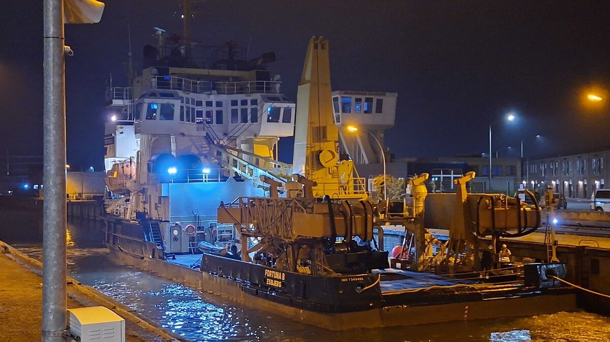Die "Fortuna B" liegt im Hafen von Cuxhaven. Eines der beiden Schiffe, die den mehrfach vor der deutschen Küste gestrandeten Wal in die Nordsee brachten, ist am Sonntagabend in Cuxhaven eingelaufen. Foto: picture alliance/dpa/Kai Moorschlatt
