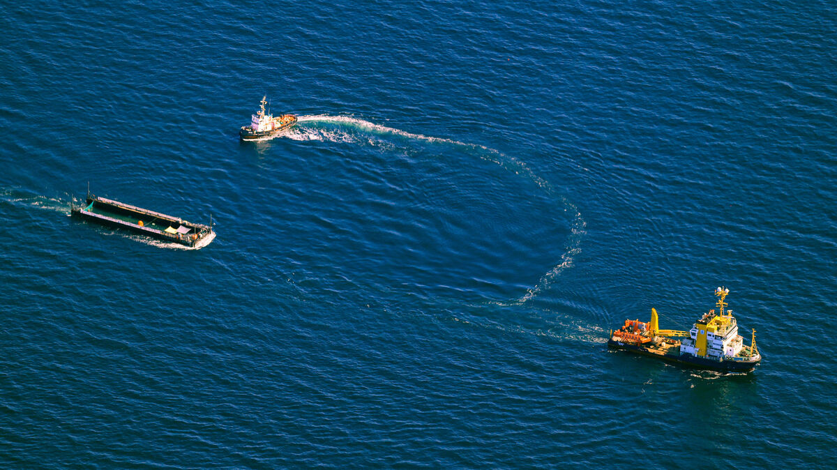Der Buckelwal wurde in seiner Barge vom Schlepper "Fortuna B" entlang der dänischen Küste in Höhe unterhalb von Skagen, im sogenannten Skagerrak, durch die Ostsee gezogen (Luftaufnahme aus einem Flugzeug). Foto: Christoph Reichwein