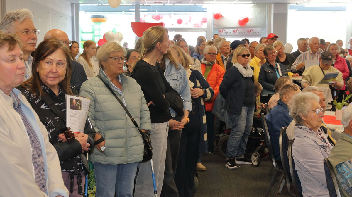 Weil beim Tag der offenen Tür der Cuxhaven-Niederelbe Verlagsgesellschaft so viel los ist, werden die Sitzplätze knapp. Der Stimmung tut das keinen Abbruch. Foto: Koppe