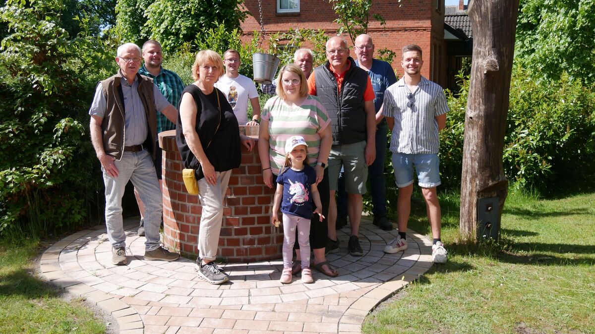 Organisatoren und Gäste des 40. Bornberger Brunnenfestes: (v.l.) Bürgermeister Erwin Jark, Timo von der Fecht, Michaela Jansen, Janek Dock, Heike Sommer, Bernd Hörstenmeyer, Samtgemeindebürgermeister Jan Tiedemann, Thomas Grimm und Kevin Krönke. Foto: Lange