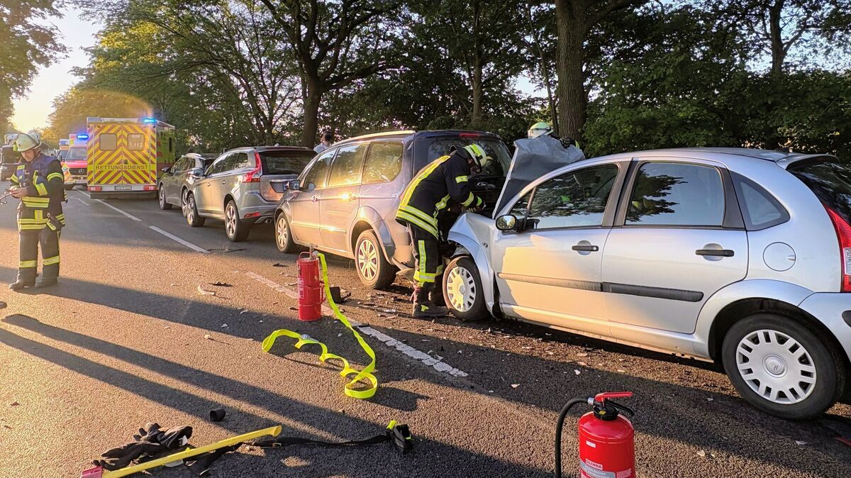 Bei dem Unfall auf der B73 im Kreis Stade werden zwei Menschen verletzt. Foto: Polizei