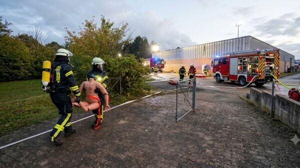 Gefahrgut-Übung in Hemmoor: Feuerwehr probt am Vereinsheim den Ernstfall