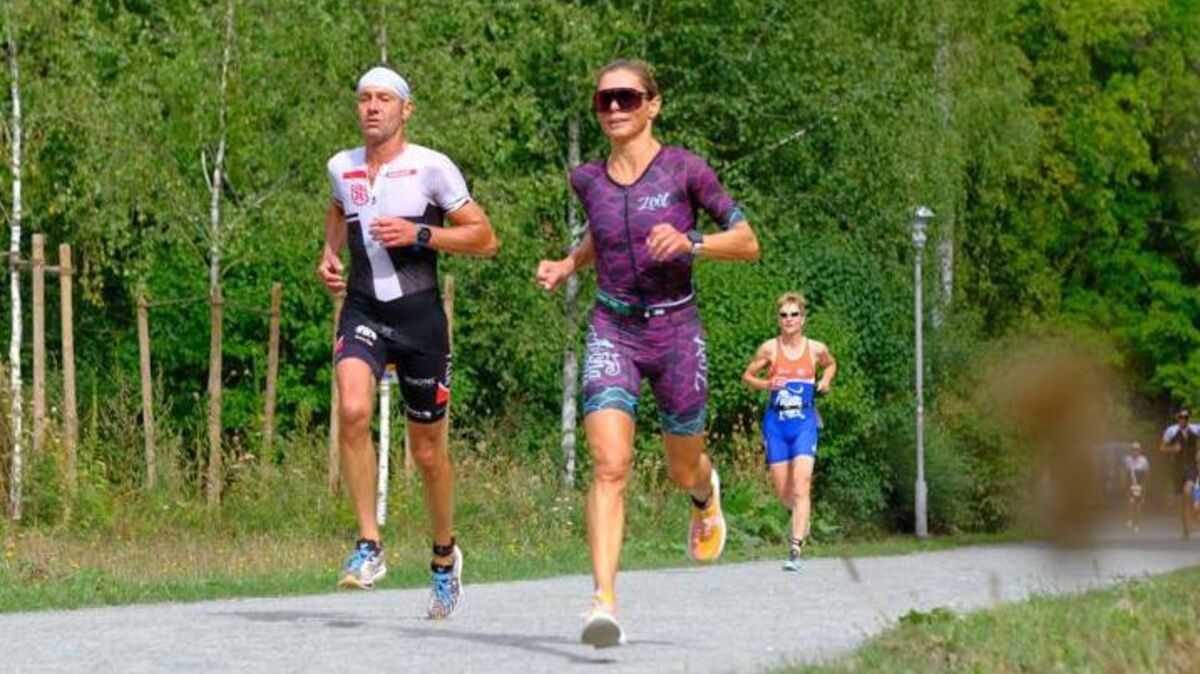Anke Schmitz-Elvenich in ihrem Element. Auf der Laufstrecke fühlt sich die 51-Jährige am wohlsten. In Hannover ließ sie der Konkurrenz über die olympische Distanz keine Chance und wurde Deutsche Meisterin in ihrer Altersklasse. Fotos: Schmitz-Elvenich
