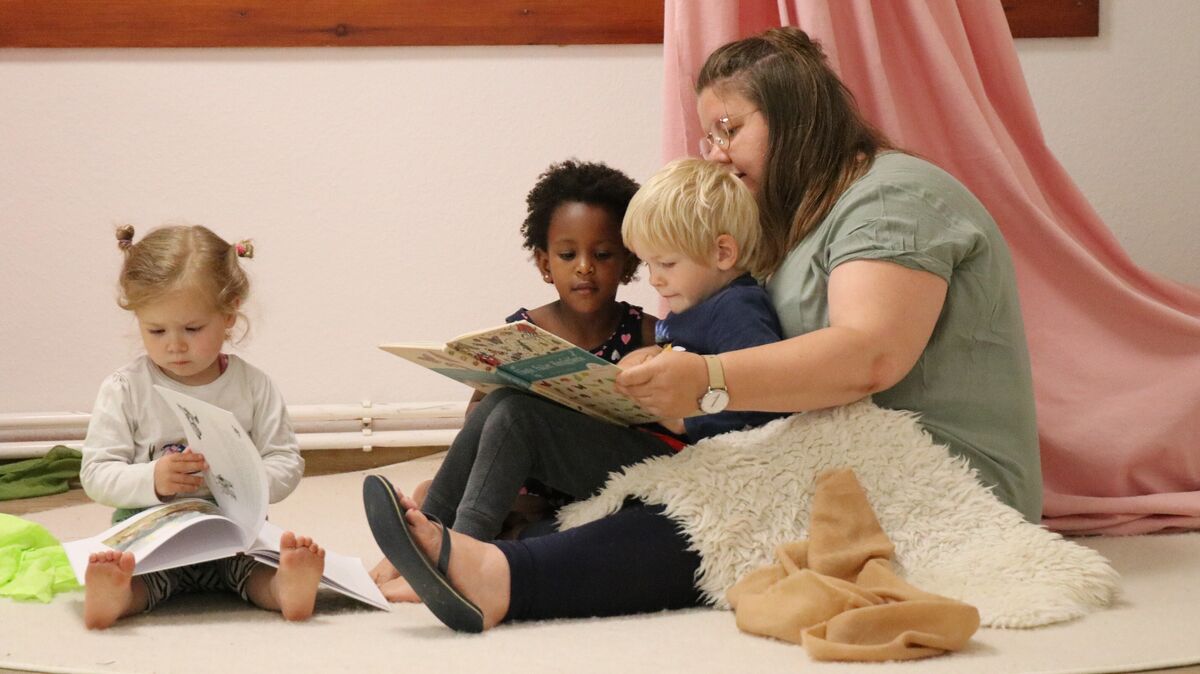 Finja, Kiara, Theo und "Vorleserin" Tatjana von Deesten beim gemeinsamen Lesen. Foto: Mangels