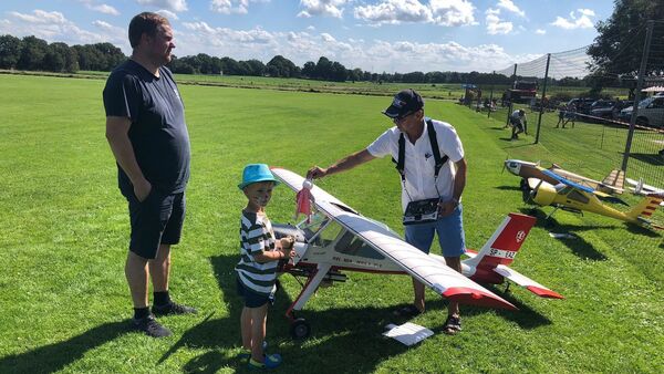 Modellflieger zeigten in Wanna ihre Schätze in der Luft und auf dem Boden
