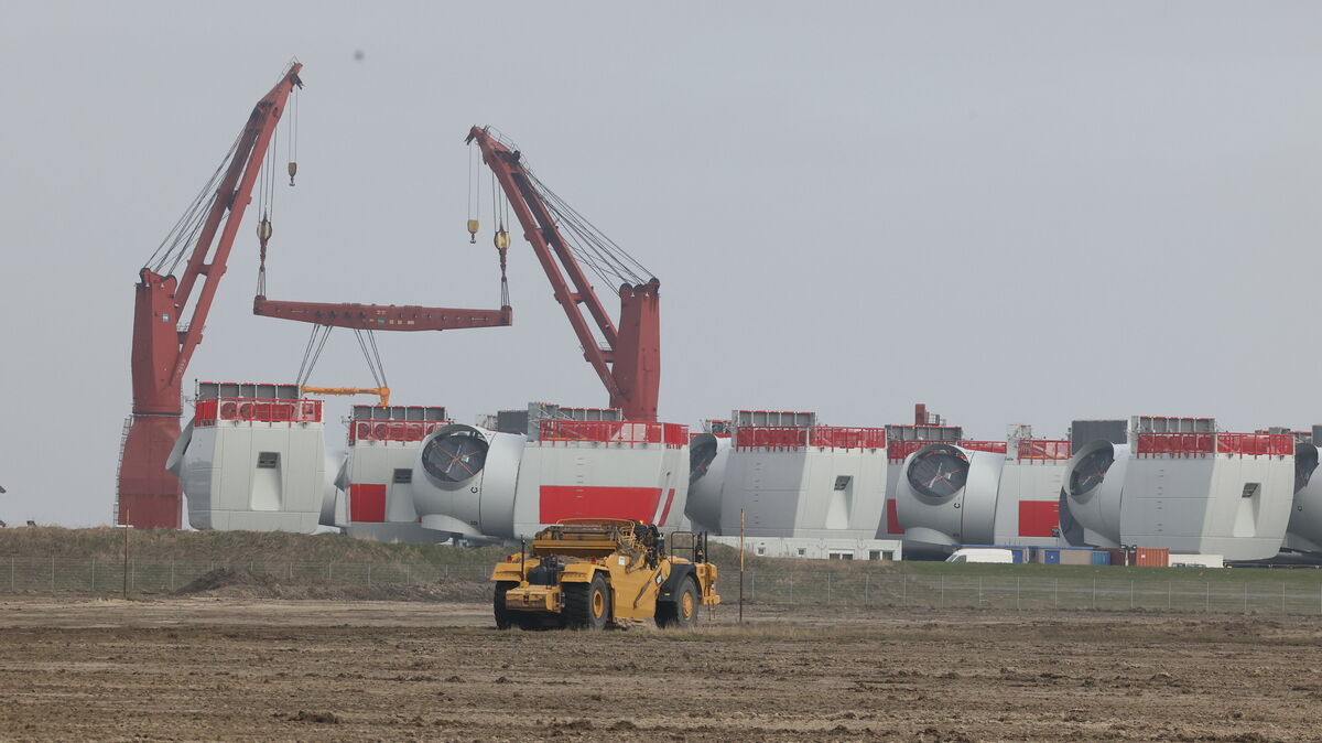 Für den Umschlag von Offshore-Komponenten (hier im Bild: Turbinen der Firma Siemens Gamesa) werden im Cuxhavener Hafen zusätzliche Kapazitäten benötigt. Nachdem die Finanzierung steht, scheint der Weg zum Bau der Liegeplätze 5 bis 7 frei. Foto: Fischer