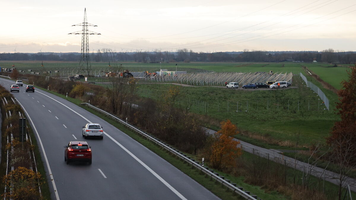 Von der A27 aus gut einsehbar: Die Baustelle, auf der das Ständerwerk für den künftigen Solarpark ausgebracht wird. Die spätere Gesamtleistung der Freiflächen-Fotovoltaik-Anlagen beziffern die Planer mit 47 Megawatt.