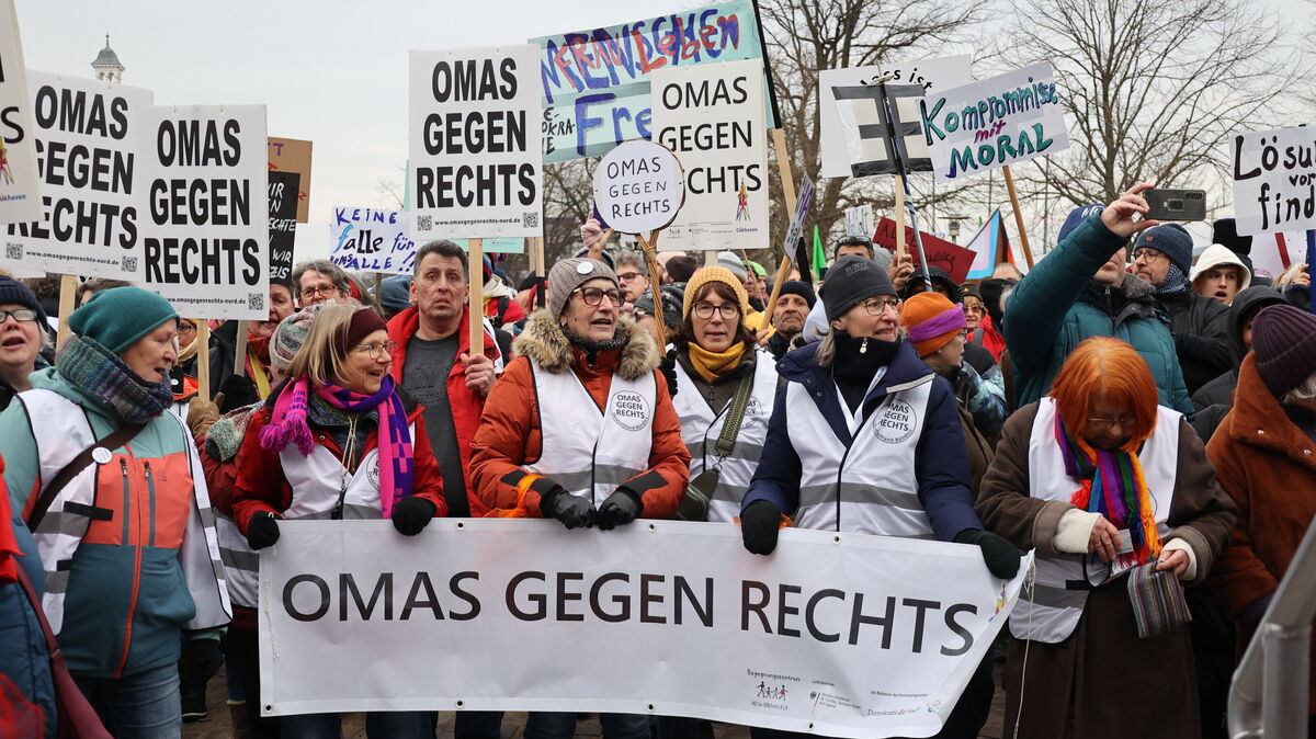 Lautstark wurde am Sonnabend bei der Kundgebung auf dem Kaemmererplatz ein Zeichen gegen einen „Rechtsruck“ in Deutschland gesetzt. Foto: Larschow