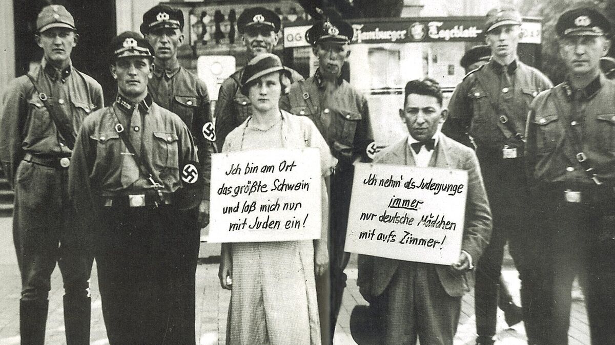 Dieses berüchtigte Foto ging als Beweis des aufkommenden Rassenwahns ab dem Jahr 1933 um die Welt. SA-Schergen trieben den Kinobesitzer Oskar Dankner und seine angebliche Geliebte Adele Edelmann begleitet von Hunderten Schaulustigen durch Cuxhaven.